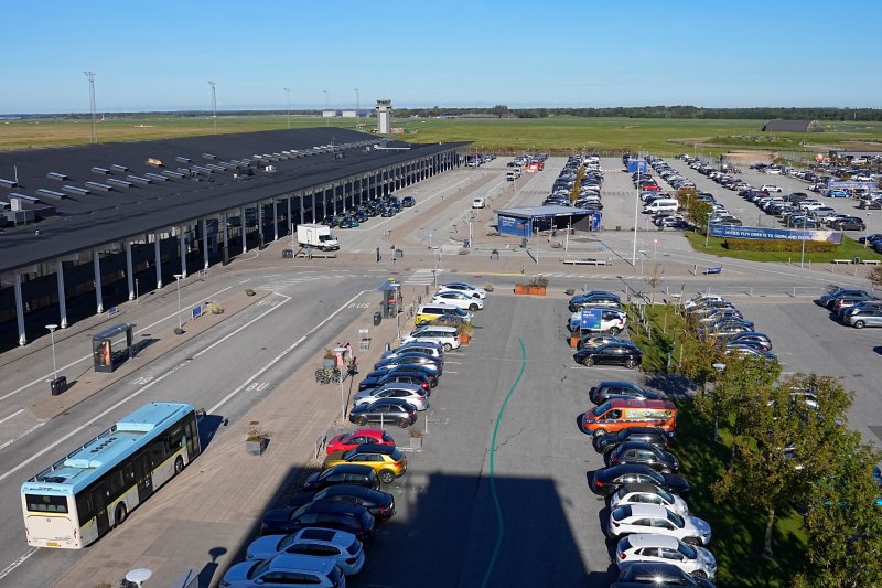 유럽 곳곳의 군사기지에서 현재 관측되는 드론들을 러시아가 나토의 영공 방위 능력을 시험하기 위해 보낸 것이라고 볼로디미르 젤렌스키 우크라이나 대통령이 27일(현지시간) 주장했다. 사진은 드론들이 목격된 덴마크 올보르 공항. AP 연합