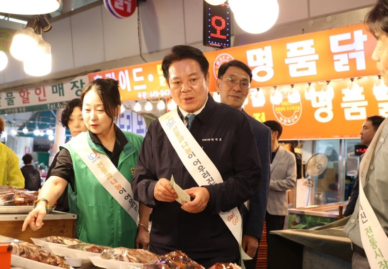 [안양=뉴시스] 최대호 안양시장이 25일 관내 전통시장을 방문해 추석 물가를 직접 챙기는 등 '민생 살피기'에 주력했다. (사진=안양시 제공) 2025.09.26. photo@newsis.com