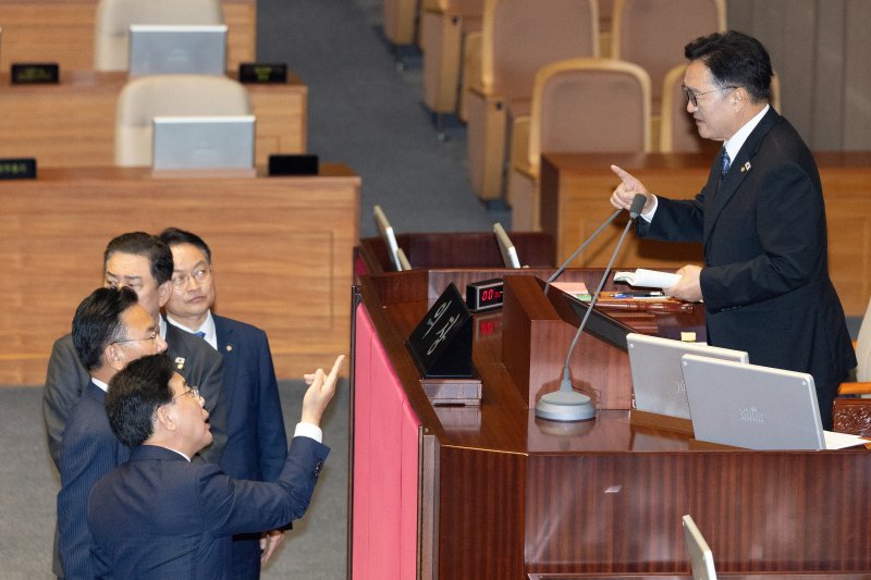 25일 서울 여의도 국회에서 열린 제429회국회(정기회) 9차 본회의에서 공익신고자 보호법 일부개정법률안 신속처리안건(패스트트랙) 지정동의의 건 등에 대한 무기명 투표 후 투표수가 의원 명패 수보다 1개 많자 송언석 국민의힘 원내대표가 우원식 국바카라사이트 카지노사이트에게 항의하고 있다. 2025.9.25/뉴스1 ⓒ News1 이승배 기자