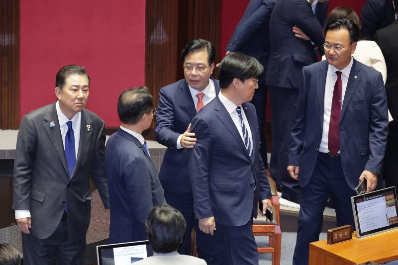 김병기 더불어민주당 원내대표와 송언석 국민의힘 원내대표가 25일 서울 여의도 국회에서 열린 제429회 국회(정기회) 제9차 본바카라사이트 카지노사이트에서 민주유공자 예우에 관한 법률안에 대한 신속처리안건 지정동의의 건이 명패수보다 투표수가 많은 상황이 발생하자 우원식 의장과 대화한 후 자리로 돌아가고 있다. 2025.9.25/뉴스1 ⓒ News1 신웅수 기자