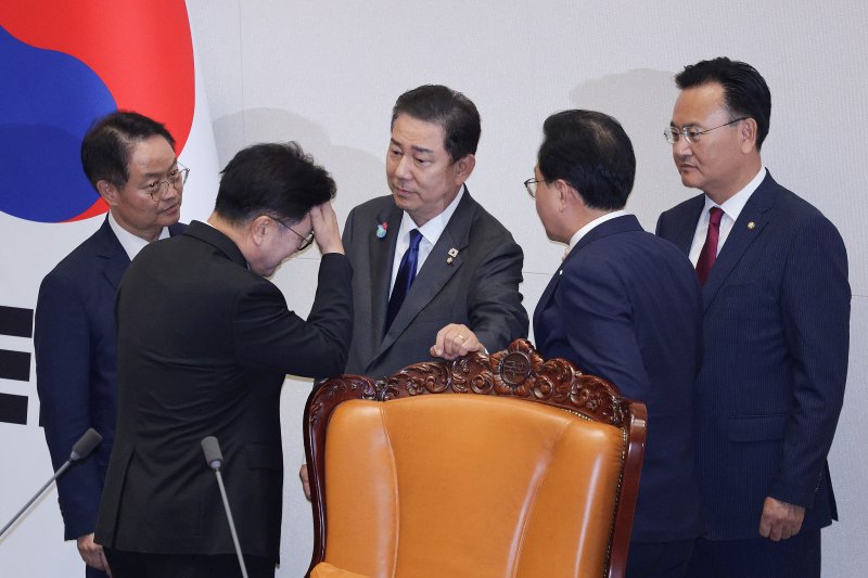 우원식 국바카라사이트 카지노사이트이 25일 서울 여의도 국회에서 열린 제429회 국회(정기회) 제9차 본회의에서 민주유공자 예우에 관한 법률안에 대한 신속처리안건 지정동의의 건이 명패수보다 투표수가 많은 상황이 발생하자 김병기 더불어민주당 원내대표와 송언석 국민의힘 원내대표를 불러 대화하고 있다. 2025.9.25/뉴스1 ⓒ News1 신웅수 기자