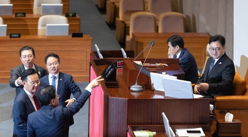 25일 서울 여의도 국회에서 열린 제429회국회(정기회) 9차 본회의에서 공익신고자 보호법 일부개정법률안에 대한 신속처리안건(패스트트랙) 지정동의의 건 등에 대한 무기명 투표 후 투표수가 의원 명패 수보다 1개 많자 송언석 국민의힘 원내대표가 우원식 국바카라사이트 카지노사이트에게 항의하고 있다. 2025.9.25/뉴스1 ⓒ News1 이승배 기자