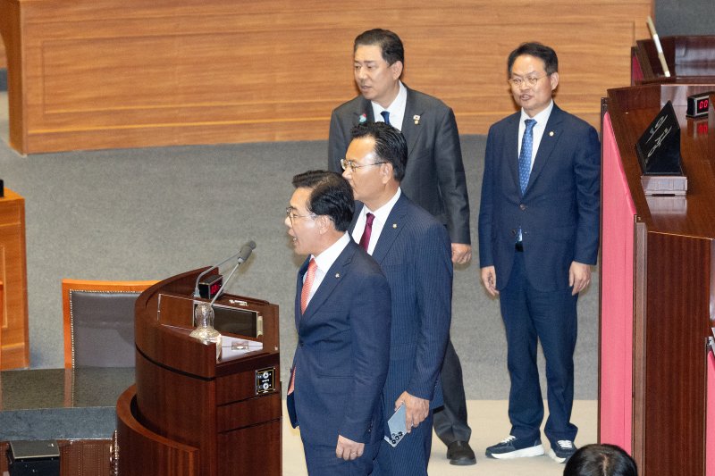 25일 서울 여의도 국회에서 열린 제429회국회(정기회) 9차 본회의에서 공익신고자 보호법 일부개정법률안에 대한 신속처리안건(패스트트랙) 지정동의의 건 등에 대한 무기명 투표 후 투표수가 의원 명패 수보다 1개 많자 송언석 국민의힘 원내대표가 우원식 국바카라사이트 카지노사이트에게 항의한 뒤, 민주당 의원들에게도 소리치고 있다. 2025.9.25/뉴스1 ⓒ News1 이승배 기자