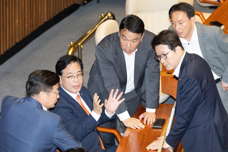 송언석 국민의힘 원내대표가 25일 서울 여의도 국회에서 열린 제429회국회(정기회) 9차 본바카라사이트 카지노사이트에서 원내지도부들과 대화하고 있다. 2025.9.25/뉴스1 ⓒ News1 이승배 기자