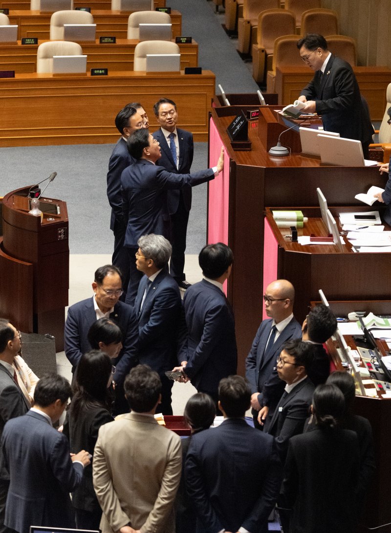 25일 서울 여의도 국회에서 열린 제429회국회(정기회) 9차 본회의에서 공익신고자 보호법 일부개정법률안에 대한 신속처리안건(패스트트랙) 지정동의의 건 등에 대한 무기명 투표 후 투표수가 의원 명패 수보다 1개 많자 송언석 국민의힘 원내대표가 우원식 국바카라사이트 카지노사이트에게 항의하고 있다. 2025.9.25/뉴스1 ⓒ News1 이승배 기자