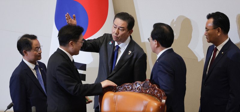 우원식 국바카라사이트 카지노사이트이 25일 서울 여의도 국회에서 열린 제429회 국회(정기회) 제9차 본회의에서 민주유공자 예우에 관한 법률안에 대한 신속처리안건 지정동의의 건이 명패수보다 투표수가 많은 상황이 발생하자 김병기 더불어민주당 원내대표와 송언석 국민의힘 원내대표를 불러 대화하고 있다. 2025.9.25/뉴스1 ⓒ News1 신웅수 기자