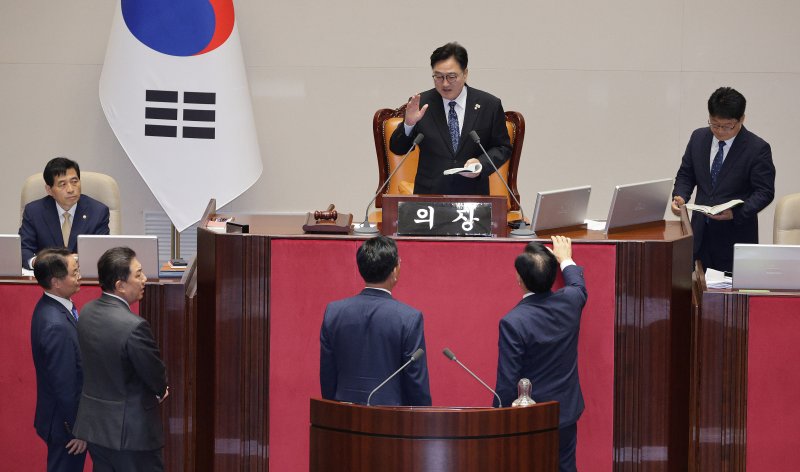 송언석 국민의힘 원내대표가 25일 서울 여의도 바카라사이트 카지노사이트에서 열린 제429회 바카라사이트 카지노사이트(정기회) 제9차 본바카라사이트 카지노사이트에서 민주유공자 예우에 관한 법률안에 대한 신속처리안건 지정동의의 건이 명패수보다 투표수가 많은 상황이 발생하자 우원식 의장에게 재투표를 요구하고 있다. ⓒ News1 신웅수 기자