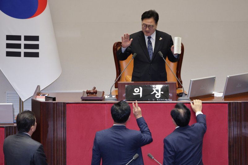 송언석 국민의힘 원내대표가 25일 서울 여의도 국회에서 열린 제429회 국회(정기회) 제9차 본바카라사이트 카지노사이트에서 민주유공자 예우에 관한 법률안에 대한 신속처리안건 지정동의의 건이 명패수보다 투표수가 많은 상황이 발생하자 우원식 의장에게 재투표를 요구하고 있다. 2025.9.25/뉴스1 ⓒ News1 신웅수 기자