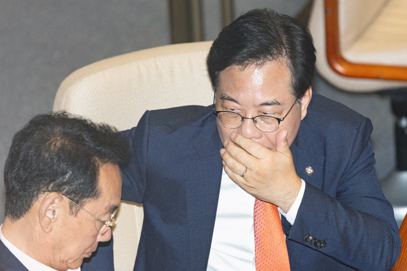 송언석 국민의힘 원내대표가 25일 서울 여의도 국회에서 열린 제429회국회(정기회) 9차 본바카라사이트 카지노사이트에서 김도읍 정책위의장과 대화하고 있다. 2025.9.25/뉴스1 ⓒ News1 이승배 기자