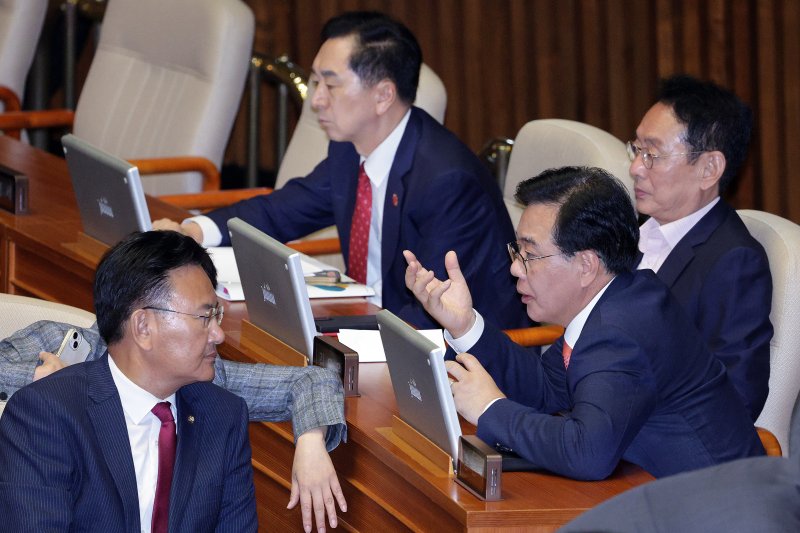 송언석 국민의힘 원내대표가 25일 서울 여의도 국회에서 열린 제 429회 국회(정기회) 제9차 본바카라사이트 카지노사이트에서 의원들과 대화하고 있다. 2025.9.25/뉴스1 ⓒ News1 신웅수 기자