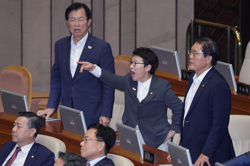 임이자 국민의힘 의원이 25일 서울 여의도 국회에서 열린 제429회 국회(정기회) 제9차 본바카라사이트 카지노사이트에서 민주유공자 예우에 관한 법률안에 대한 신속처리안건 지정동의의 건이 명패수보다 투표수가 많은 상황이 발생하자 우원식 의장에게 재투표를 요구하고 있다. 2025.9.25/뉴스1 ⓒ News1 신웅수 기자
