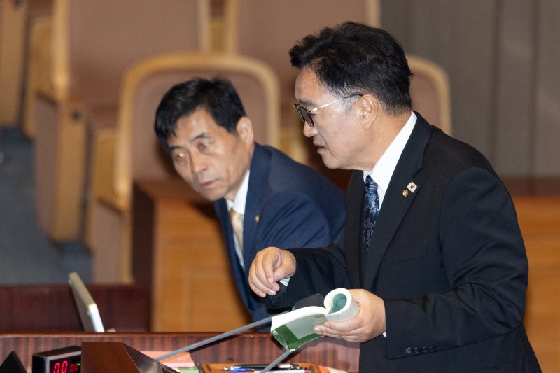 우원식 국바카라사이트 카지노사이트이 25일 서울 여의도 국회에서 열린 제429회국회(정기회) 9차 본회의에서 신속처리안건 지정과 관련한 투표 항의에 국회법을 손에 들고 여야 원내대표들에게 설명하고 있다. 2025.9.25/뉴스1 ⓒ News1 이승배 기자