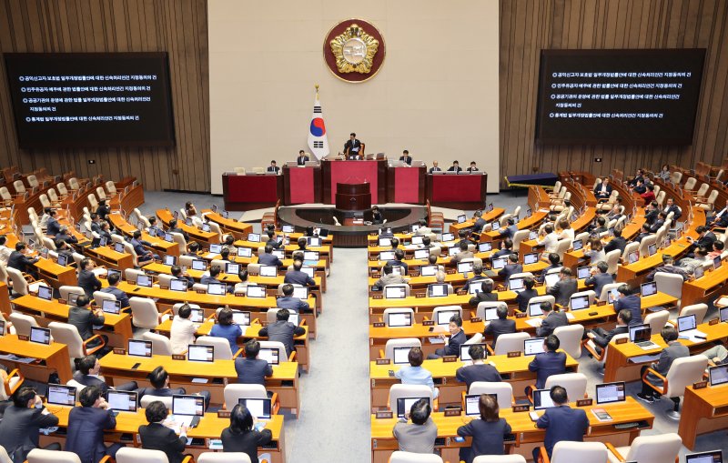 우원식 국바카라사이트 카지노사이트이 25일 서울 여의도 국회에서 열린 제429회 국회(정기회) 제9차 본회의에서 민주유공자 예우에 관한 법률안에 대한 신속처리안건 지정동의의 건을 가결시키고 있다. 2025.9.25/뉴스1 ⓒ News1 신웅수 기자