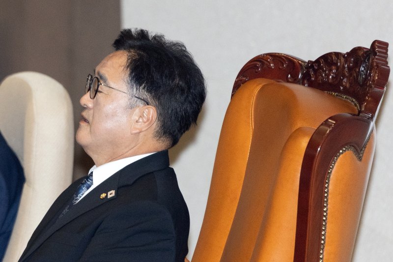 우원식 국바카라사이트 카지노사이트이 25일 서울 여의도 국회에서 열린 제429회국회(정기회) 9차 본회의에서 개의를 앞두고 한숨 짓고 있다. 2025.9.25/뉴스1 ⓒ News1 이승배 기자