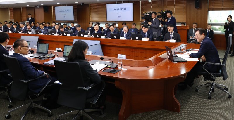 [서울=뉴시스] 최동준 기자 = 이재명 대통령이 18일 서울 용산 2025 바카라사이트 청사에서 열린 수석보좌관회의에서 발언하고 있다. (2025 바카라사이트통신사진기자단) 2025.09.18. photocdj@newsis.com