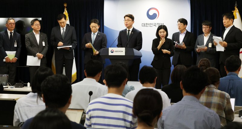 권대영 금융위원회 부위원장과 류제명 과학기술정보통신부 제2차관이 9일 오전 서울 종로구 정부서울청사에서 해킹 대응을 위한 과학기술정보통신부-금융위원회 합동 브리핑하고 있다. /뉴스1 ⓒ News1 임세영 기자