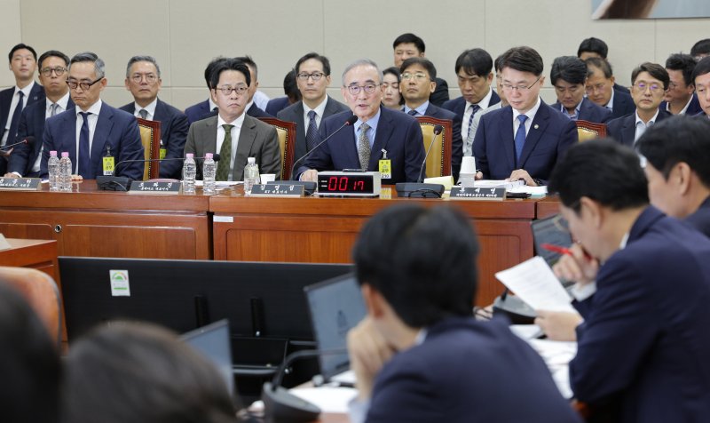 김영섭 KT 대표이사가 24일 서울 여의도 국회 과학기술정보방송통신위원회에서 열린 대규모 해킹사고(통신·금융) 관련 청문회에서 의원 질의에 답변하고 있다. 왼쪽부터 윤종하 MBK파트너스 부회장, 조좌진 롯데카드 대표이사, 김 대표이사, 류제명 과학기술정보통신부 2차관. /뉴스1 ⓒ News1 신웅수 기자