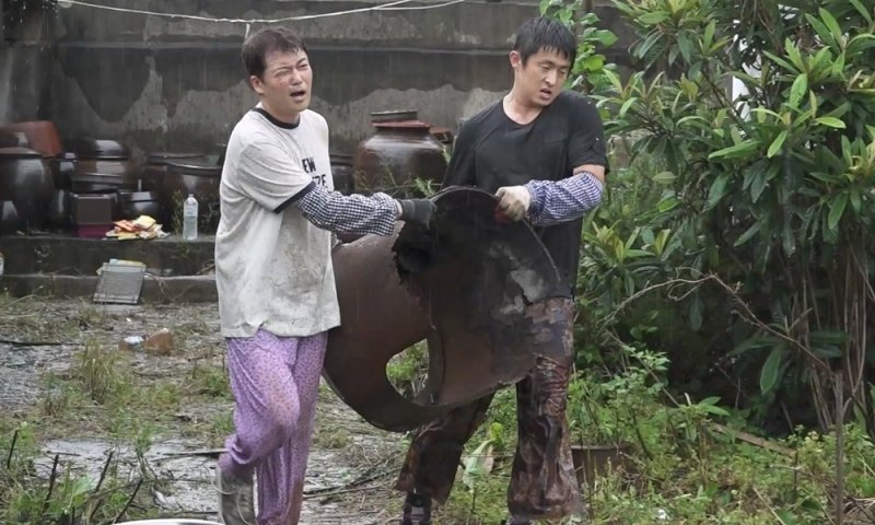 전현무·기안84, 박나래 조부모님 집 정리 나섰다…추억의 등목도