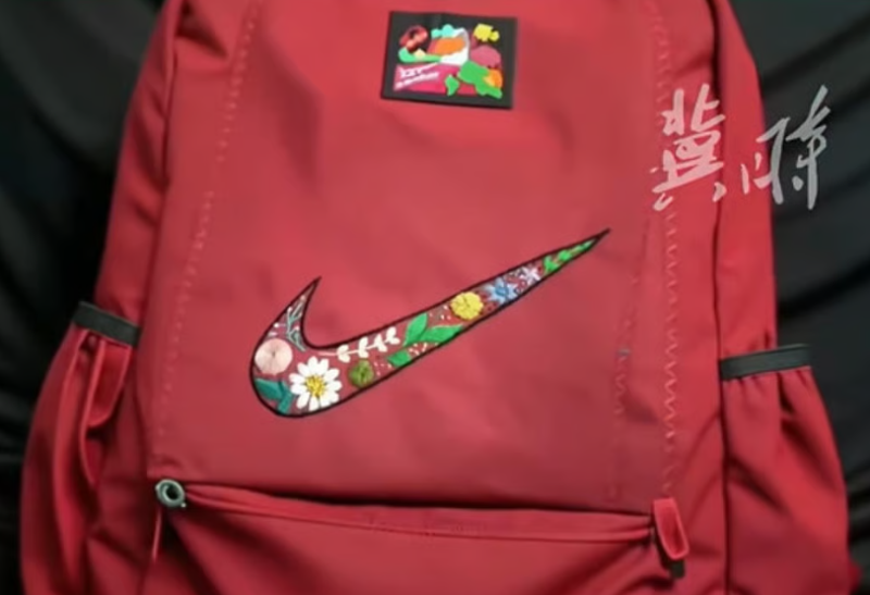 나이키도 감동했다... '엄마의 짝퉁 나이키 가방' 화제