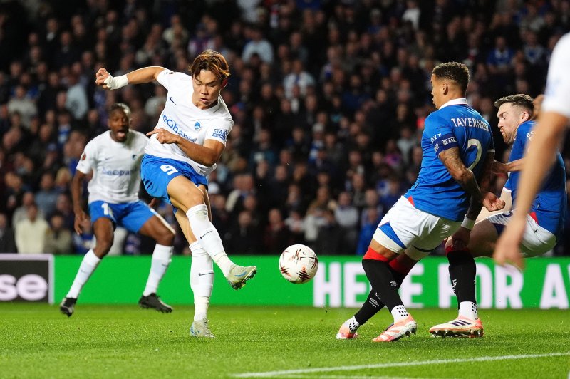 [글래스고=AP/뉴시스] 헹크(벨기에)의 오현규가 25일(현지 시간) 스코틀랜드 글래스고 아이브록스 스타디움에서 열린 2025-26 유럽축구연맹(UEFA) 유로파리그(UEL) 리그 페이즈 1차전 레인저스(스코틀랜드)와 경기 중 슛을 시도하고 있다. 오현규는 전반 막판 페널티킥(PK)을 실축했으나 후반 10분 결승 골을 넣어 팀의 1-0 승리를 이끌었다. 2025.09.26.