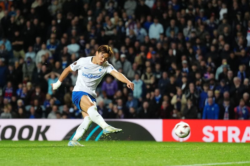 [글래스고=AP/뉴시스] 헹크(벨기에)의 오현규가 25일(현지 시간) 스코틀랜드 글래스고 아이브록스 스타디움에서 열린 2025-26 유럽축구연맹(UEFA) 유로파리그(UEL) 리그 페이즈 1차전 레인저스(스코틀랜드)와의 경기 전반 막판 페널티킥(PK)을 실축하고 있다. 오현규는 후반 10분 결승 골을 넣어 팀의 1-0 승리를 이끌었다. 2025.09.26.