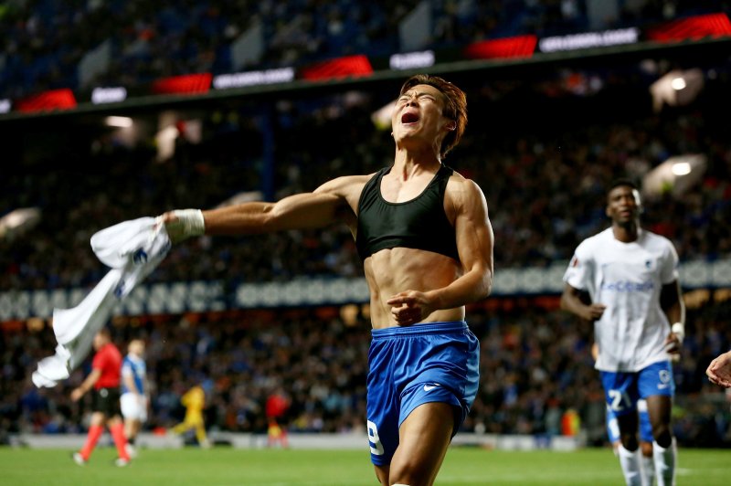 [글래스고=AP/뉴시스] 헹크(벨기에)의 오현규가 25일(현지 시간) 스코틀랜드 글래스고 아이브록스 스타디움에서 열린 2025-26 유럽축구연맹(UEFA) 유로파리그(UEL) 리그 페이즈 1차전 레인저스(스코틀랜드)와 경기 후반 10분 선제골을 넣고 상의를 벗으며 환호하고 있다. 오현규는 전반 막판 페널티킥(PK)을 실축했으나 후반에 결승 골을 넣으며 팀의 1-0 승리를 이끌었다. 2025.09.26.