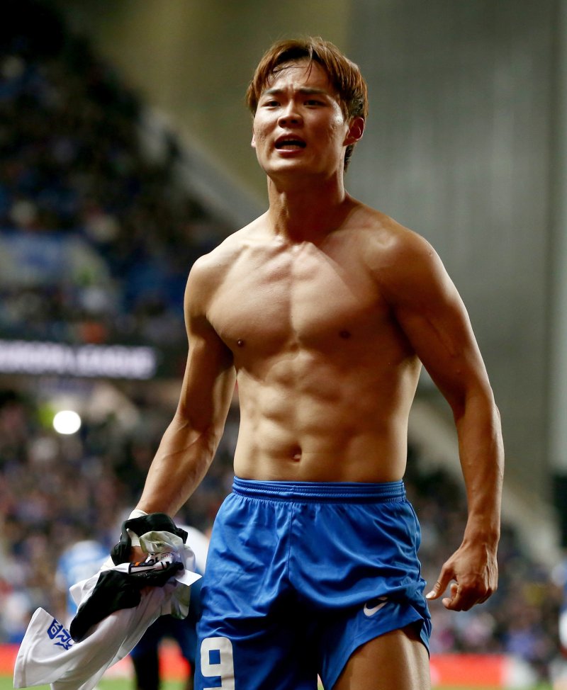 [글래스고=AP/뉴시스] 헹크(벨기에)의 오현규가 25일(현지 시간) 스코틀랜드 글래스고 아이브록스 스타디움에서 열린 2025-26 유럽축구연맹(UEFA) 유로파리그(UEL) 리그 페이즈 1차전 레인저스(스코틀랜드)와 경기 후반 10분 선제골을 넣고 상의를 벗은 채 환호하고 있다. 오현규는 전반 막판 페널티킥(PK)을 실축했으나 후반에 결승 골을 넣으며 팀의 1-0 승리를 이끌었다. 2025.09.26.