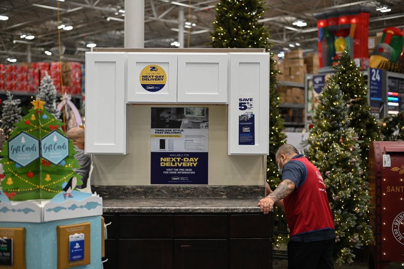 지난 2021년 11월 9일 미국 캘리포니아주 버뱅크에서 현지 가구점 직원이 주방 가구를 옮기고 있다.AFP연합뉴스