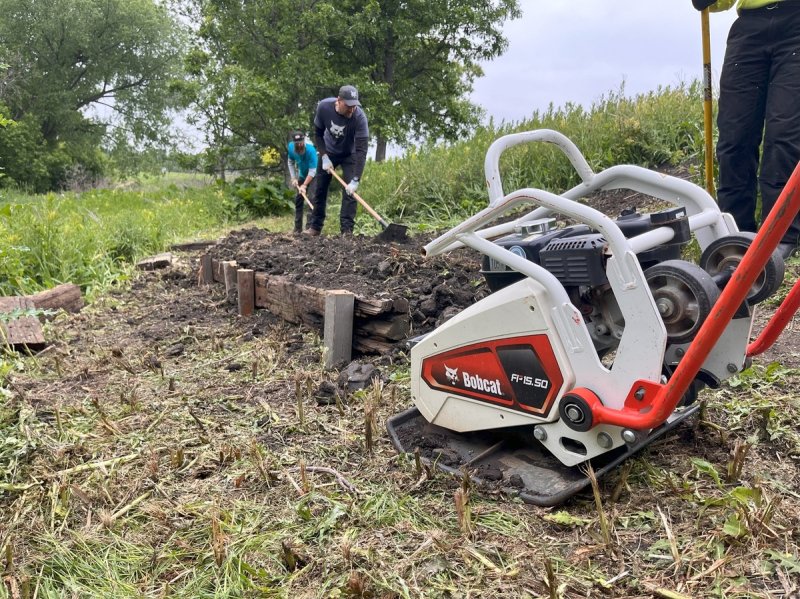 두산밥캣 미국 임직원들이 장비를 이용해 환경정비를 하는 모습 (출처=연합뉴스)