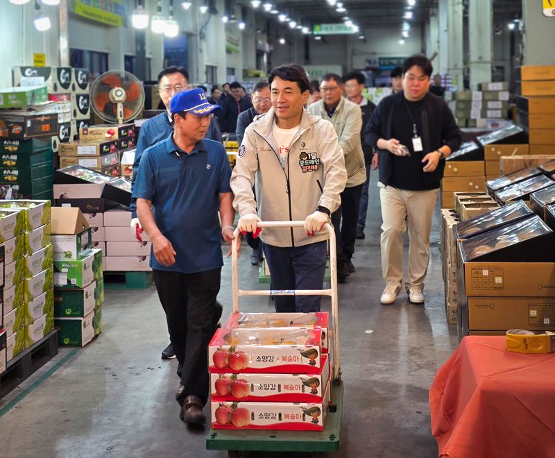 김진태 강원도지사가 26일 오전 시 춘천 농수산물도매시장을 찾아 출하작업을 나서고 있다. 강원자치도 제공