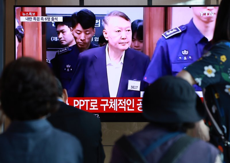 시민들이 26일 오전 서울 용산구 서울역 대합실에서 윤석열 전 대통령의 특수공무집행방해, 직권남용권리행사 방해 등 혐의 사건 첫 공판기일 바카라바카라사이트 추천 추천를 시청하고 있다. /사진=뉴시스