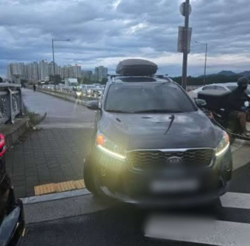 “과태료 7만원 냈는데 또...” 길 막힌다고 인도로 달린 자동차, 알고 보니 상습범