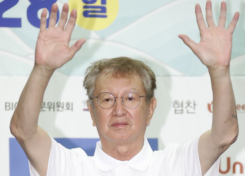 '사실혼 전처' 진미령, 故전유성 근조화환 애도…최승경 슬픔 속 조문