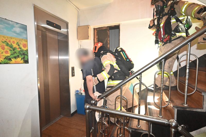 26일 서울 강동구 한 고시원 건물에서 화재가 발생해 주민 40여명이 대피했다.강동소방서 제공.