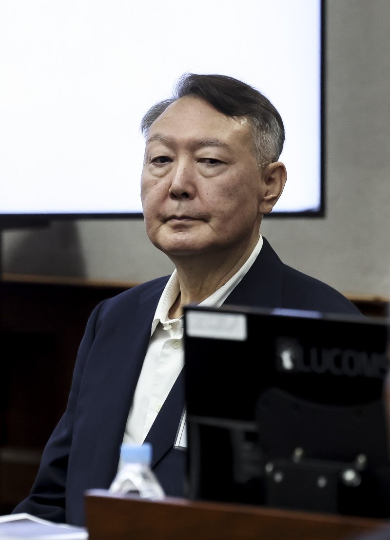 윤석열 전 대통령이 26일 서울 서초구 서울중앙지법에서 열린 특수공무집행방해, 직권남용 권리행사방해 등 혐의 사건 첫 공판에 출석하고 있다. 형사 법정에서 윤 전 대통령의 모습이 공개된 것은 지난 4월 내란 사건 재판 이후 약 5개월 만이다. 2025.9.26/뉴스1 ⓒ News1 사진공동취재단