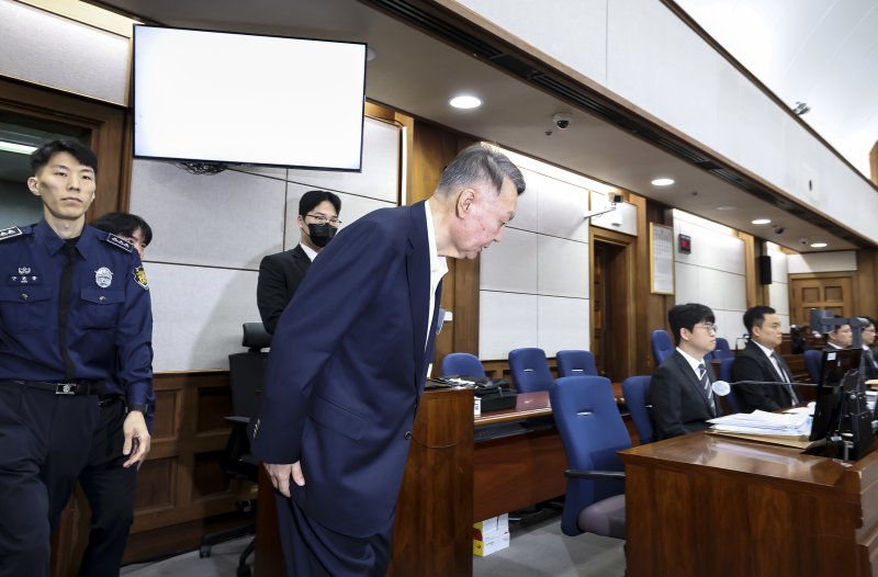 윤석열 전 대통령이 26일 서울 서초구 서울중앙지방법원에서 열린 '특수공무 집행 방해, 직권남용 권리행사 방해 혐의' 첫 재판에 출석하며 고개 숙여 인사하고 있다. 2025.9.26/뉴스1 ⓒ News1 사진공동취재단