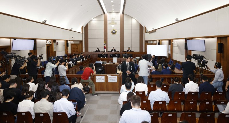 윤석열 전 대통령의 특수공무집행방해, 직권남용 권리행사방해 등 혐의 사건 첫 공판이 열린 26일 서울 서초구 서울중앙지법에서 백대현 부장판사가 발언하고 있다. 2025.09.26/뉴스1 ⓒ News1 사진공동취재단