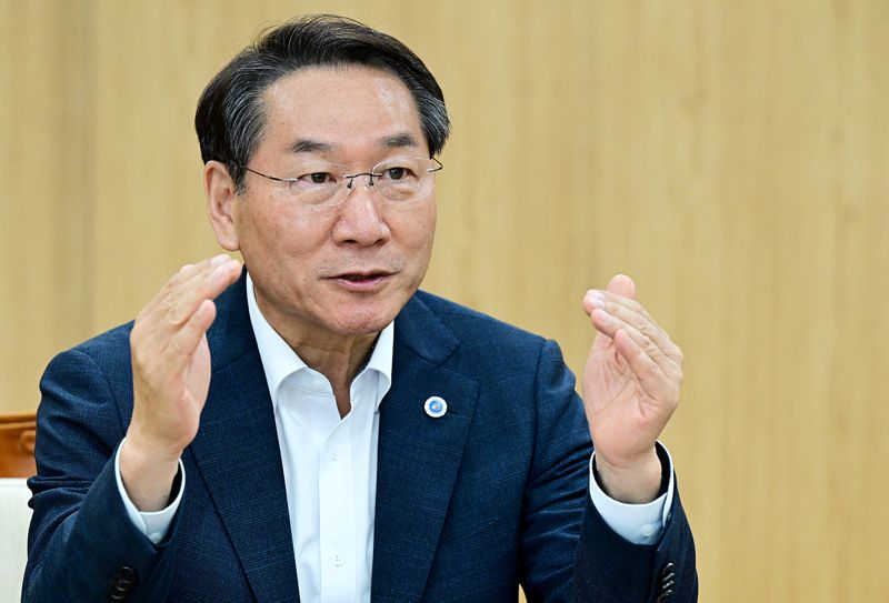 유정복 인천시장이 28일 인천펜타포트 음악축제의 활성화와 글로벌 음악축제로의 육성 방안에 대해 설명하고 있다. 인천시 제공