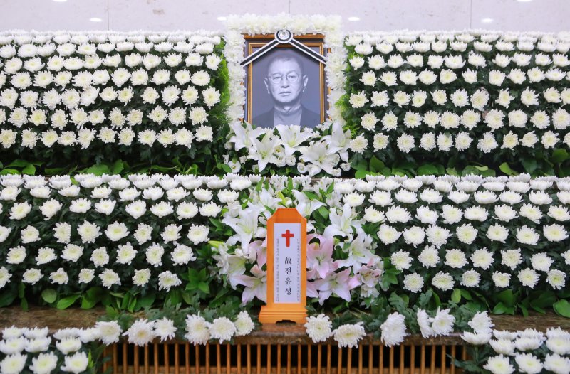 [서울=뉴시스] 사진공동취재단 = 26일 서울 송파구 서울아산병원 장례식장에 개그맨 전유성의 빈소가 마련돼 있다. 2025.09.26. photo@newsis.com *재판매 및 DB 금지