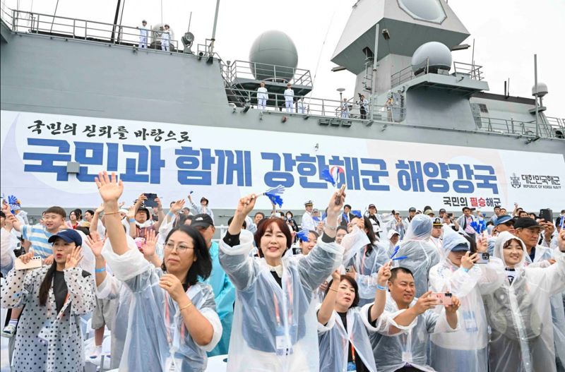 25일 부산 인근 해상에서 개최된 '2025 대한민국해군 관함식'에서 대형수송함 마라도함에 편승한 국민 참여단이 해군 함정들이 실시하는 해상사열을 관람하고 있다. 해군 제공