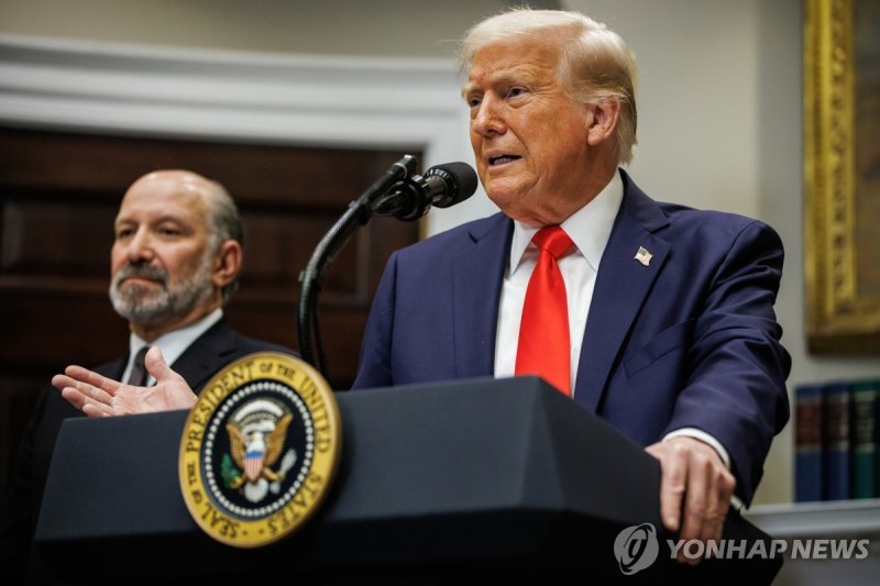 하워드 러트닉 상무장관(왼쪽)과 도널드 트럼프 미국 대통령.연합뉴스