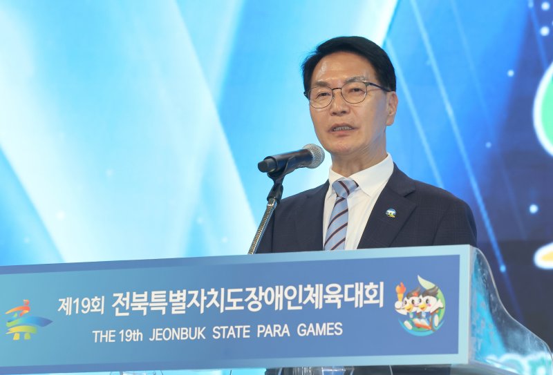 [고창=뉴시스] 26일 고창군립체육관에서 열린 '제19회 전북특별자치도 장애인체육대회', 심덕섭 고창군수가 환영 인사를 하고 있다. *재판매 및 DB 금지