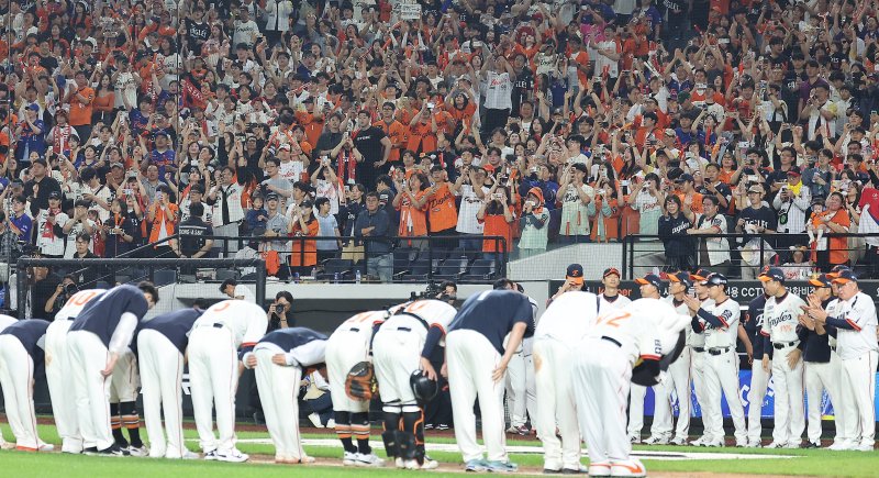지난 26일 오후 대전 한화생명 볼파크에서 열린 프로야구 '2025 신한 SOL뱅크 KBO 리그' LG 트윈스와 한화 이글스의 경기에서 4대1로 승리한 한화 선수들이 팬들에게 인사하고 있다. 뉴스1