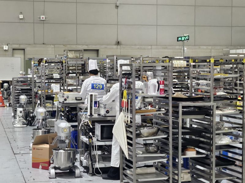 지난 20일부터 26일까지 광주광역시에서 진행된 제60회 전국기능경기대회 중 24일 제빵 직종 경기에서 참가자들이 경쟁하고 있다. 사진=김준혁 기자