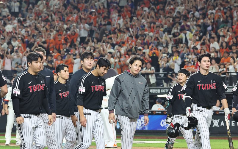 26일 오후 대전 한화생명 볼파크에서 열린 프로야구 '2025 신한 SOL뱅크 KBO 리그' LG 트윈스와 한화 이글스의 경기, 1대4로 역전패 한 LG 선수들이 아쉬운 표정을 지으며 그라운드를 빠져나가고 있다. 2025.9.26/뉴스1 ⓒ News1 김진환 기자