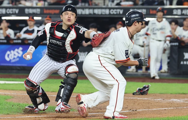 26일 오후 대전 한화생명 볼파크에서 열린 프로야구 '2025 신한 SOL뱅크 KBO 리그' LG 트윈스와 한화 이글스의 경기, 7회말 1사 주자 2,3루 한화 하주석의 번트 때 런다운에 걸렸던 3루 주자 노시환이 LG 박동원이 빈 글러브로 태그하는 바람에 득점에 성공하고 있다. 2025.9.26/뉴스1 ⓒ News1 김진환 기자