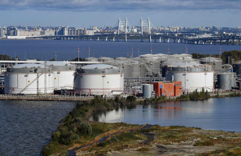 국제 유가가 우크라이나의 러시아 에너지 인프라 드론 공격에 따른 공급 차질 속에 26일(현지시간) 1% 넘게 올랐다. 사진은 이번에 우크라이나의 공격을 받은 석유시설 가운데 한 곳인 러시아 상트페테르부르크의 석유 수출 터미널. AFP 연합