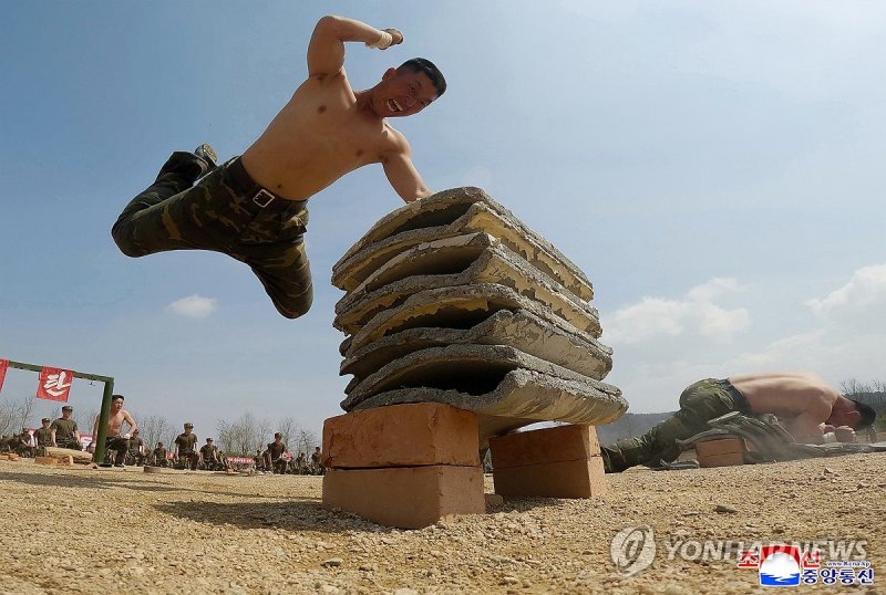 격파 시범을 보이는 북한 특수부대원 (출처=연합뉴스)