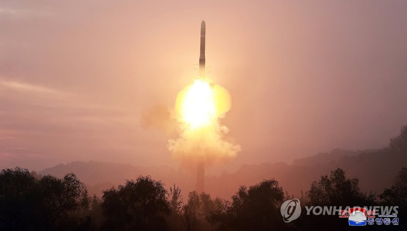 북한 최신형 ICBM 시험발사 장면 (출처=연합뉴스)