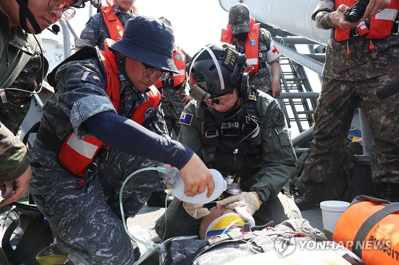 해군 1함대-국군대전병원 합동 의무지원 훈련 (출처=연합뉴스)